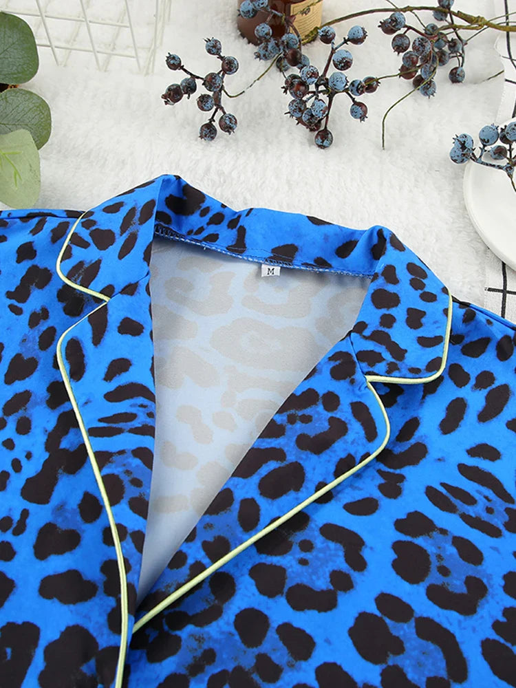 Pyjama En Satin Bleu Imprimé Léopard Pour Femme "Éclat de Soir"