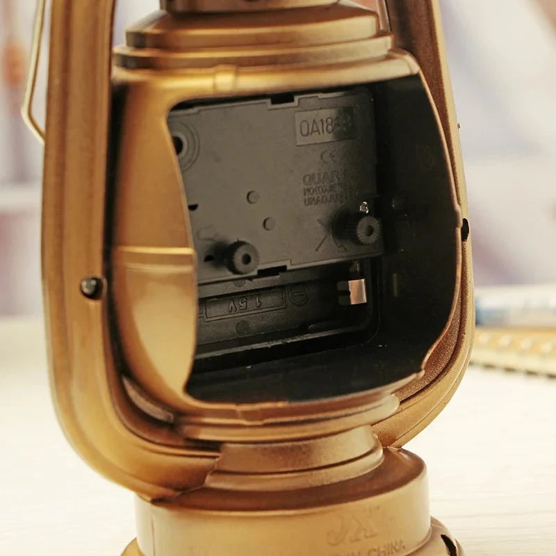 Réveil vintage en métal lampe à huile
