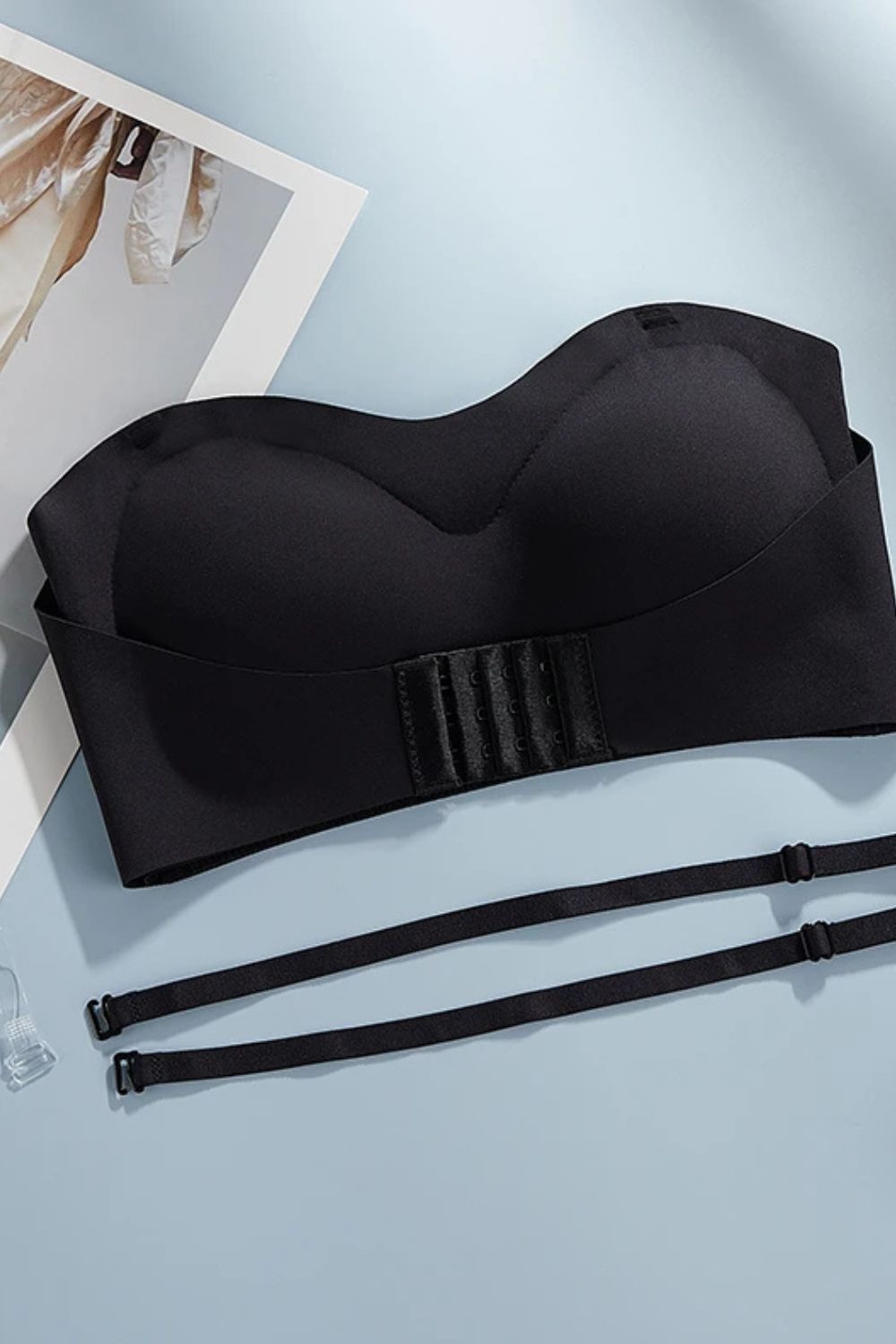 Soutien-gorge sans armature bandeau noir invisible, style minimaliste en soie glacée avec maintien discret et confortable  