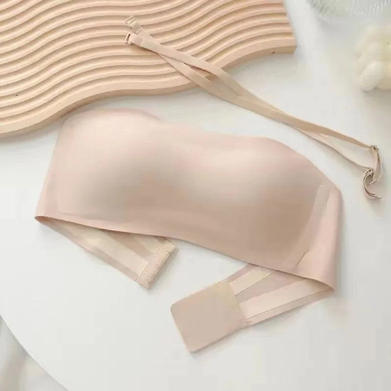 Femme en soutien-gorge bandeau sans armature beige