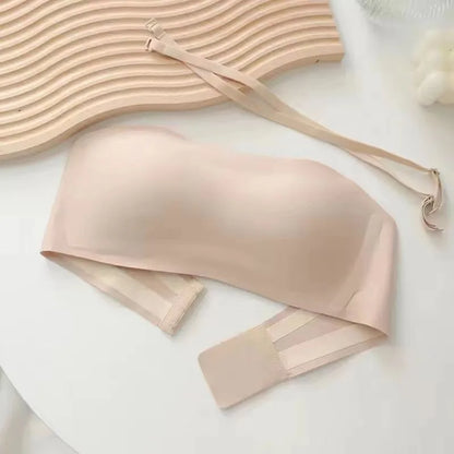 Femme en soutien-gorge bandeau sans armature beige