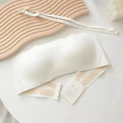Femme en soutien-gorge bandeau sans armature blanc