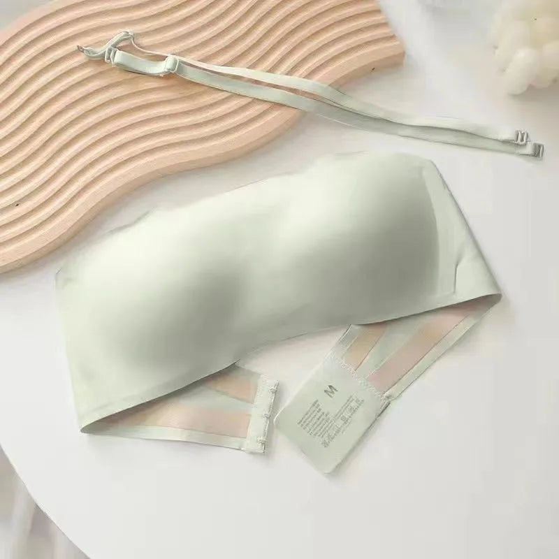 Femme en soutien-gorge bandeau sans armature vert