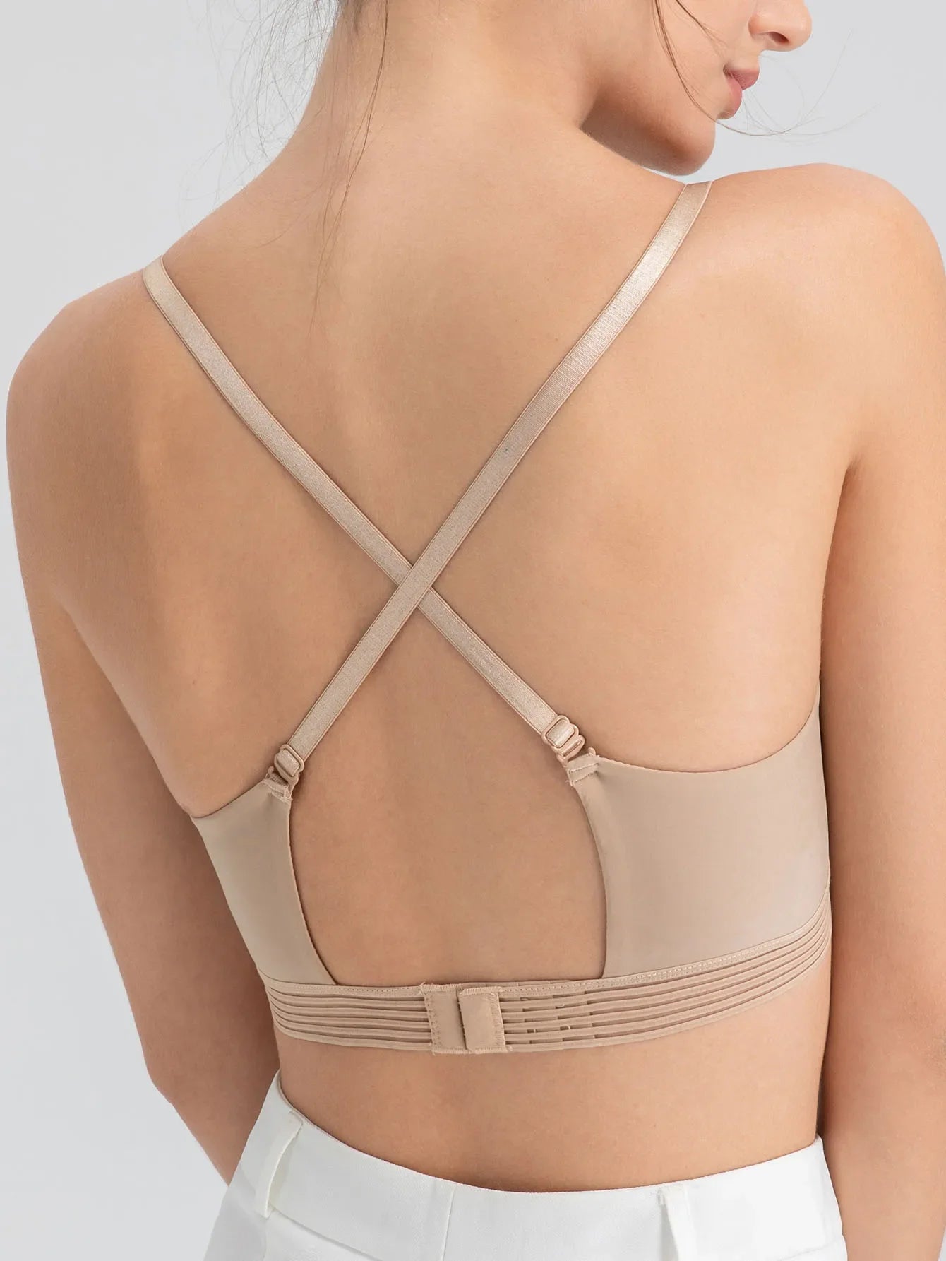 Soutien-gorge sans armature blanc dos nu, design invisible avec sangles réglables et coupe seconde peau