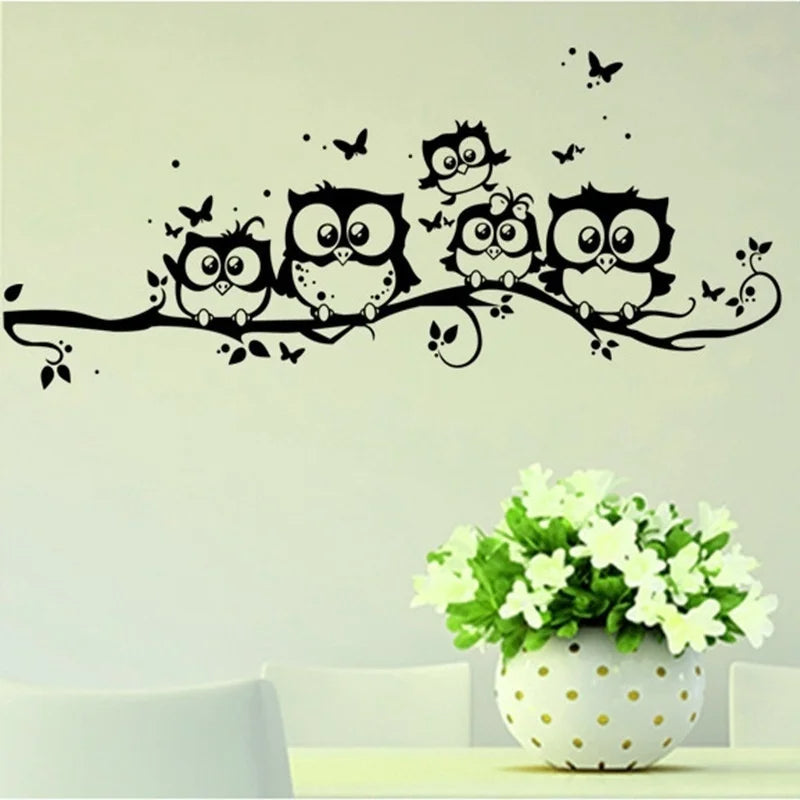 Sticker Mural Salon avec des Hiboux et des Papillons sur une Branche