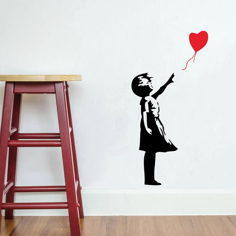 Sticker Mural Salon avec une Petite Fille et un Ballon en Forme de Cœur