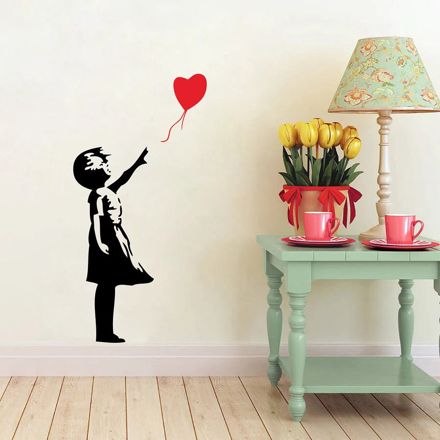 Sticker Mural Salon avec une Petite Fille et un Ballon en Forme de Cœur