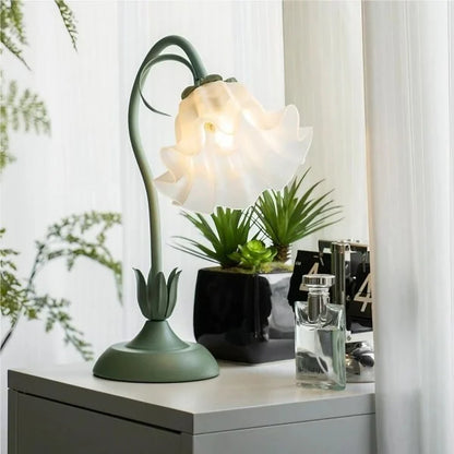 Lampe de Table Vintage à Fleurs Ajustable – Élégance Pratique et Design Inspiré de la Nature