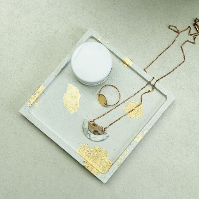 Vide-poche artisanal en Jesmonite & feuilles dorées