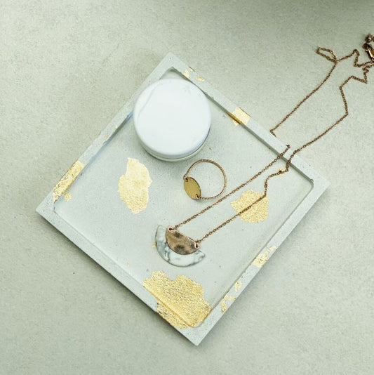 Vide-poche artisanal en Jesmonite & feuilles dorées